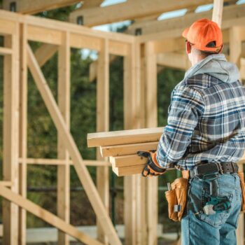 De l'atelier au marché : conseils pratiques pour transformer votre passion pour le bois en entreprise prospère