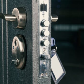 Les serrures les plus adaptées aux portes métalliques