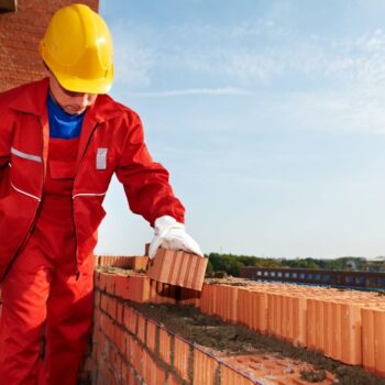 Rénover l'ancien ou construire du neuf : les défis de la maçonnerie